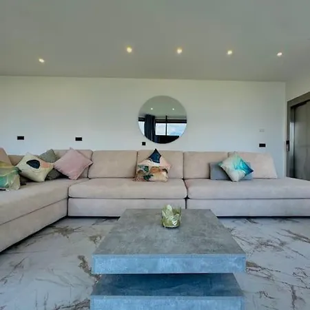 فيلة Stella's Splendor ميناجيو